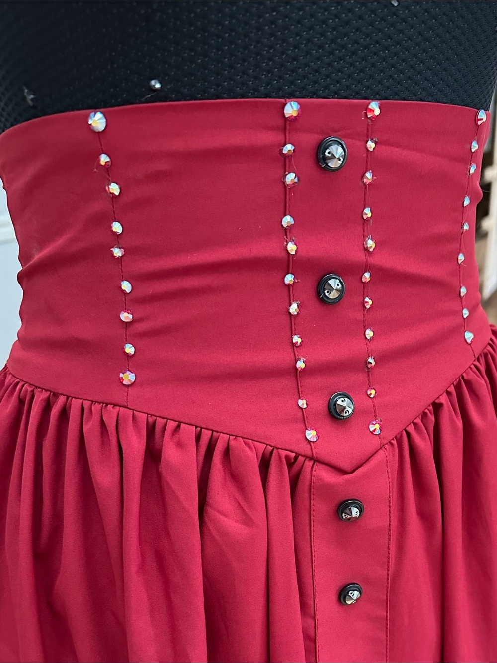 Red High-Waist Button Medieval costume - Picture 5 of 6